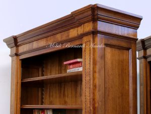Libreria classica costruita artigianalmente in legno massello di noce con 2 ante intarsiate in ulivo